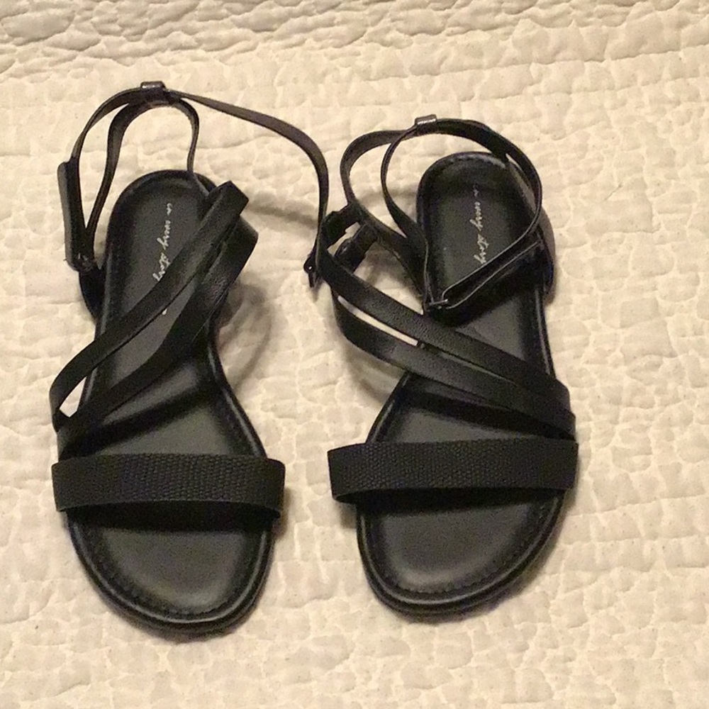 NWT Penningtons Black flat sandal size  8.5 wide